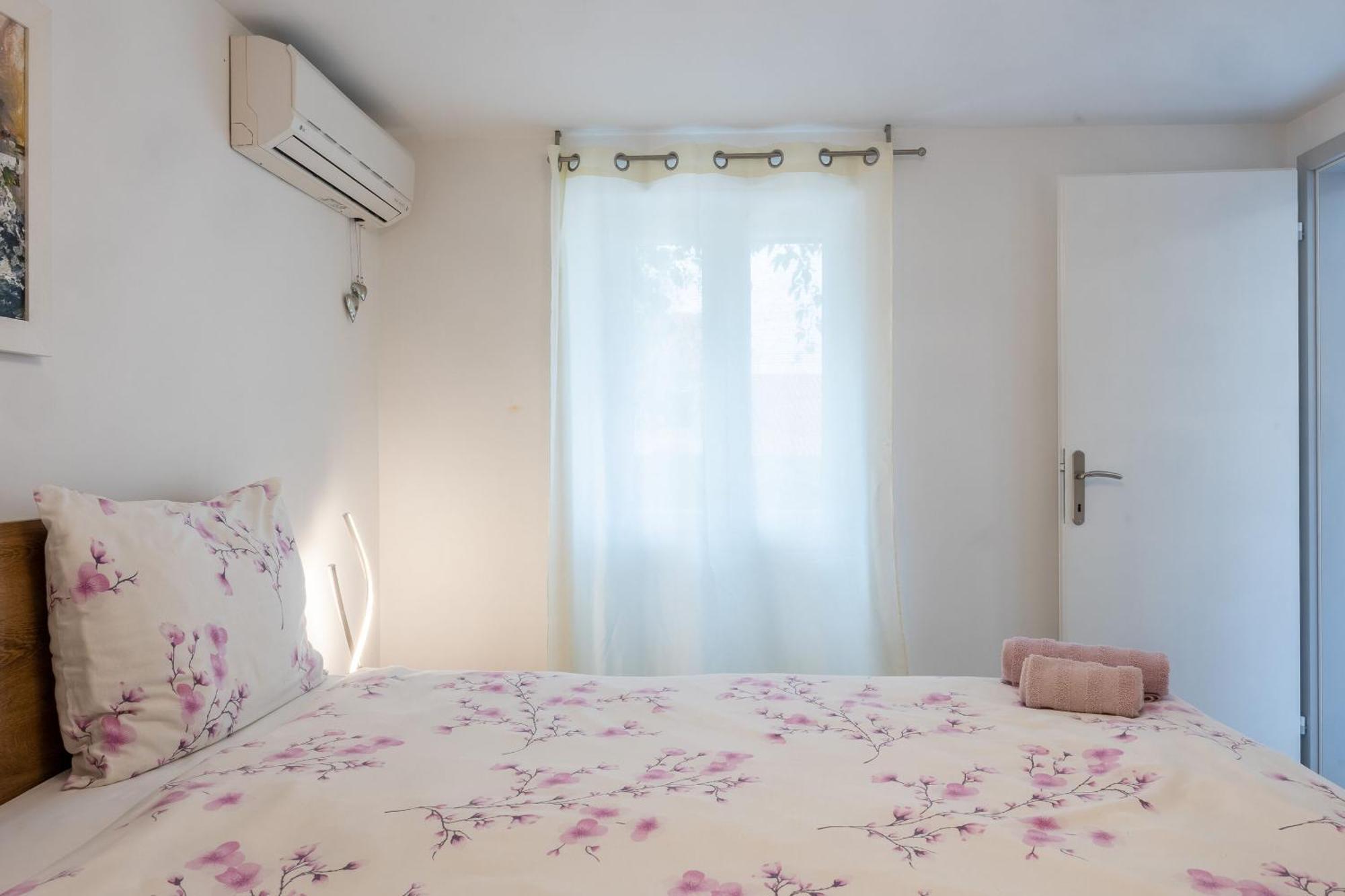 Apartments And Rooms Lea Bol Extérieur photo