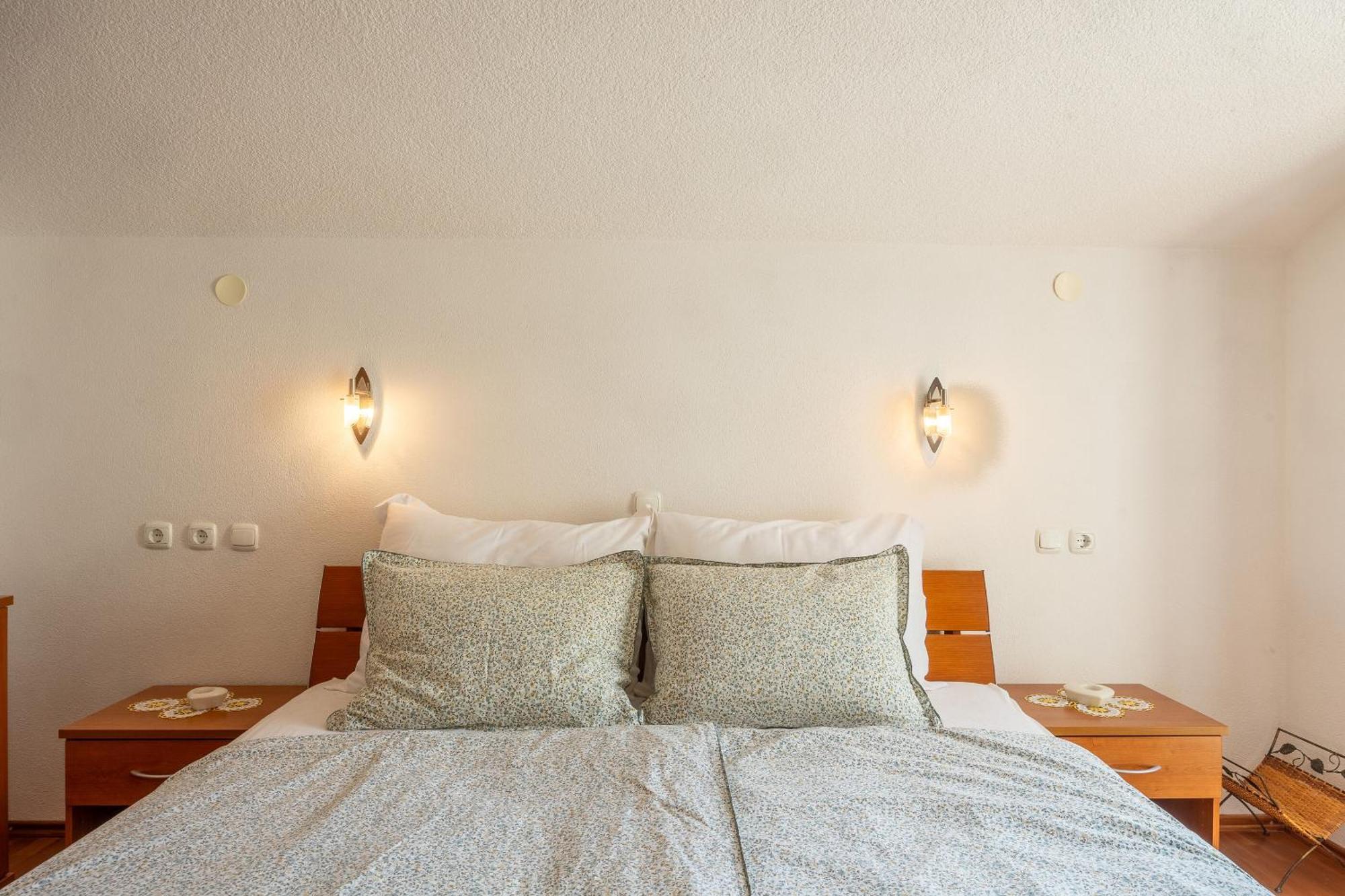 Apartments And Rooms Lea Bol Extérieur photo