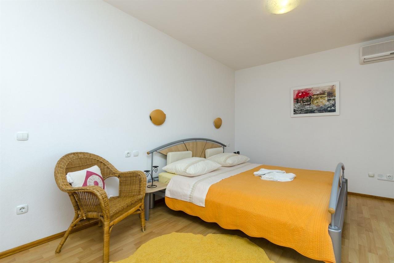 Apartments And Rooms Lea Bol Extérieur photo