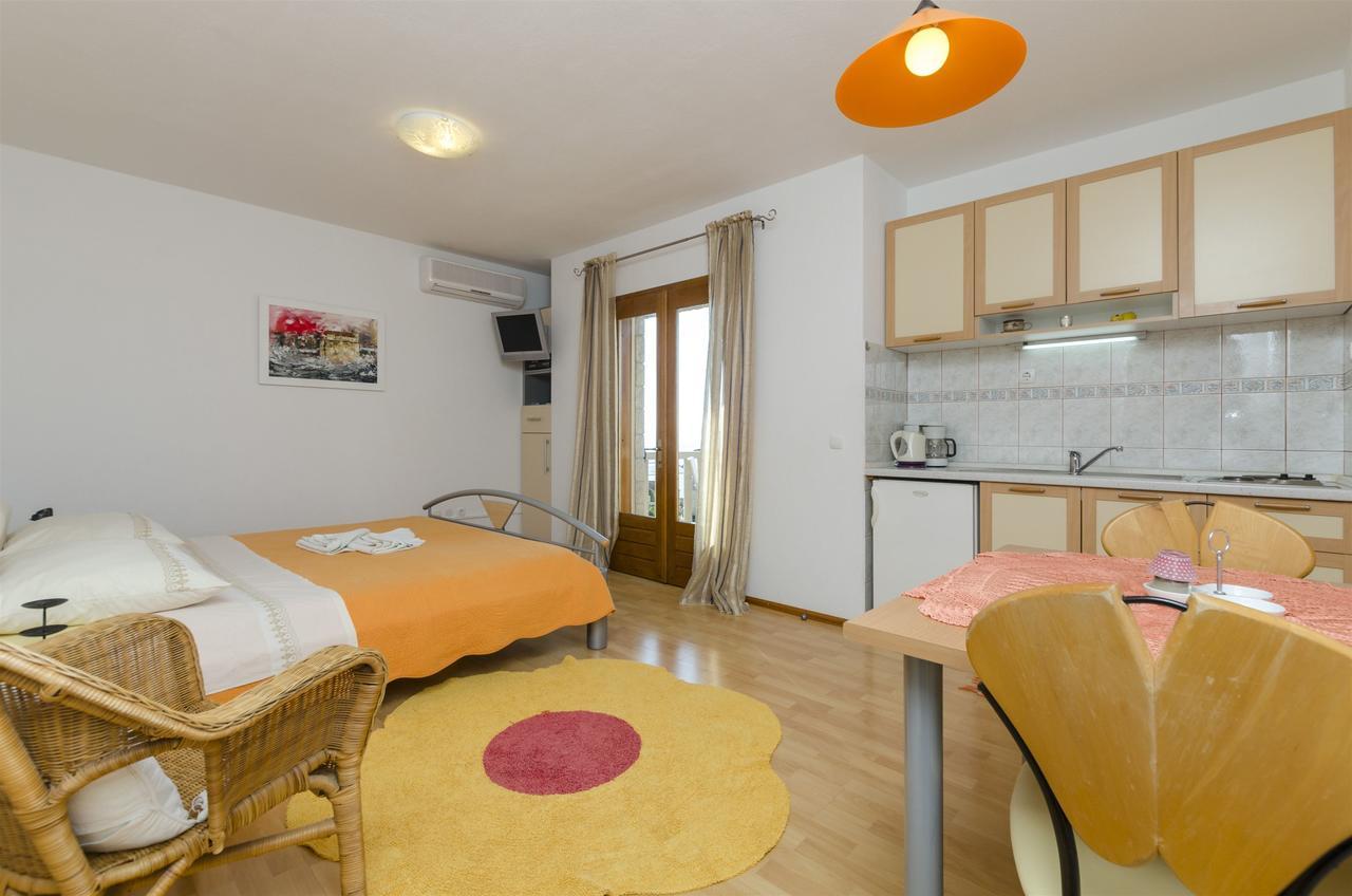 Apartments And Rooms Lea Bol Extérieur photo